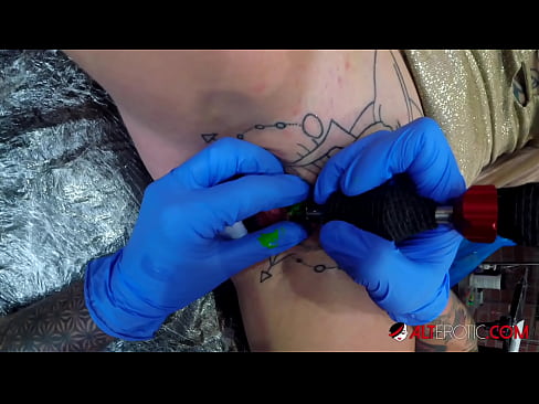 ❤️ Extremadamente tatuado hottie Sully Savage consiguió un tatuaje en su clítoris ❤ Video de porno de calidad en es.makesexnotwar.ru ❌️❤️❤️❤️❤️❤️❤️❤️